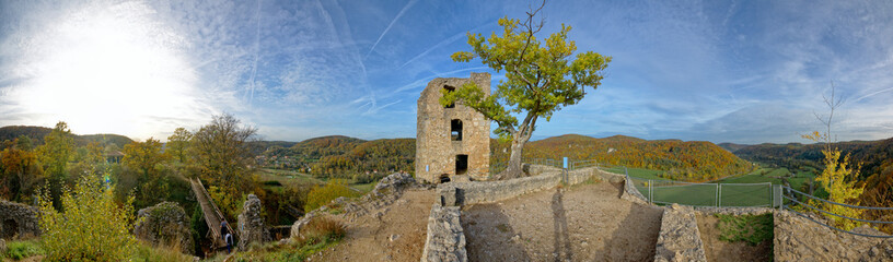 Herbst im Wiesenttal mit Blick auf die Burgruine Neideck Panorama, Fränkische Schweiz