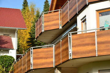 Moderne Balkone mit Sichtschutz aus beschichteten Aluminiumelementen und Metall-Geländer an...