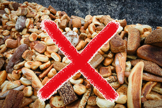 Altes und altbackende Brotwaren werden auf eine Siloplatte gefahren , Futter f&uuml;r die Schweinezucht.
