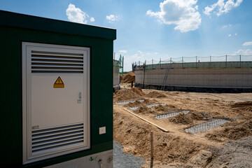 Neubau einer Biogasanlage - Gärbehälter und Generatorgebäude.