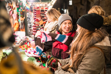Obraz premium Happy young women shopping at Christmas market in Innsbruck