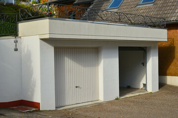 Garage mit Automatik-Rolltor an einem Wohnhaus © Hermann