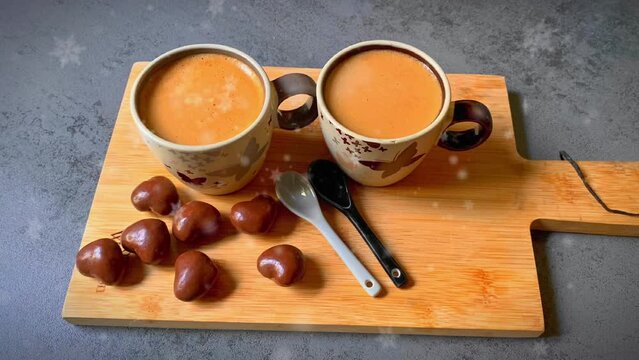 petit d&eacute;jeuner f&ecirc;te de saint Valentin deux tasses de caf&eacute; avec chocolat en forme de coeur symbole d'amour. Coeur flocons de neige hiver f&ecirc;te de noel