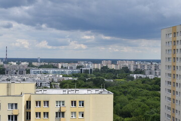 Widok z góry na Warszawskie bloki. 