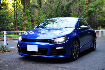 青い輸入車