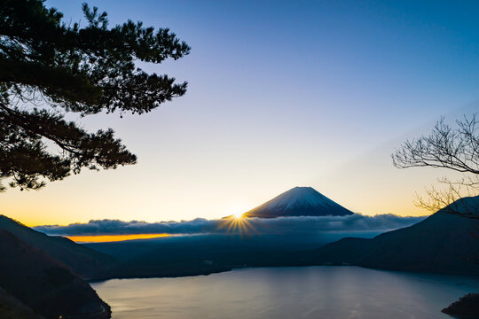 富士山と日の出（本栖湖の夜明けと朝日のイメージ風景）