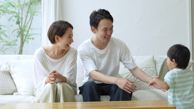 男の子と遊ぶ両親
