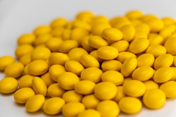 たくさんの黄色の錠剤