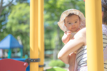 公園遊ぶ赤ちゃん