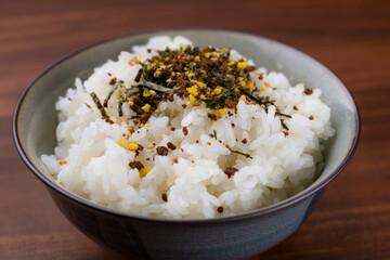 白ご飯にふりかけをかけて食べる