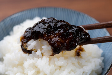 白ご飯に海苔の佃煮をのせて食べます