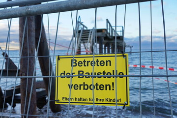 Baustelle Seebr&uuml;cke Weissenh&auml;user Strand - Baustelle Betreten Verboten
