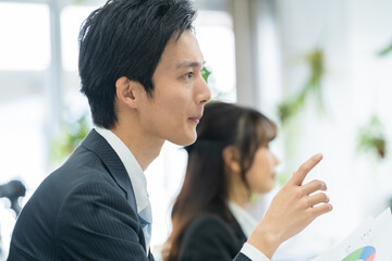 真剣な表情で仕事をする若い日本人男性