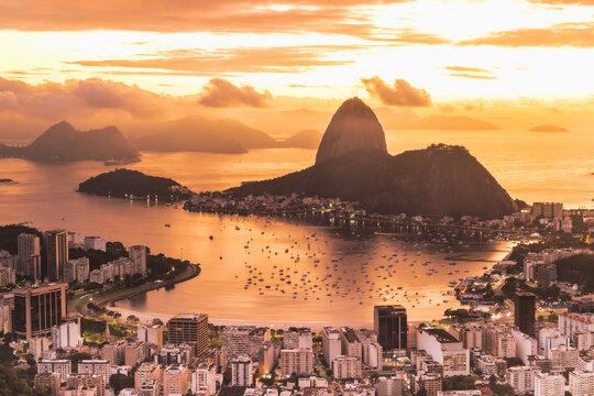 Fotografia feita do Mirante Dona Marta no nascer do sol com vista para o P&atilde;o de A&ccedil;&uacute;car e Praia de Botafogo. 