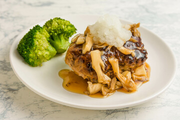 キノコおろし餡かけハンバーグ