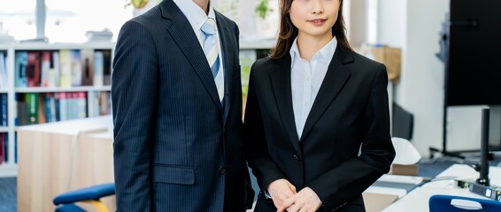 スーツを着た若手日本人男女