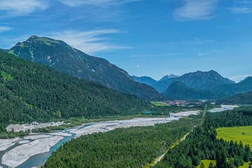 Wildromantische Natur im Tiroler Lechtal - die Wildfluss-Landschaft bei Forchach