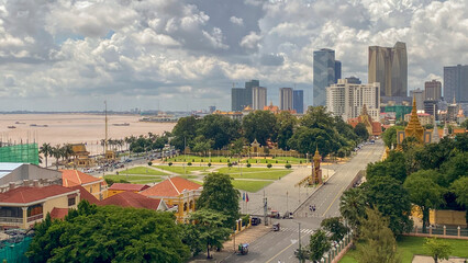 Downtown skyline, park and Mekong River, Phnom Penh, Cambodia - obrazy, fototapety, plakaty