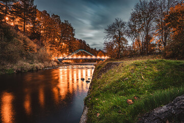 Fototapeta na wymiar Most na rzece Wisła w mieście Wisła na Śląsku w Polsce, jesienią w nocy