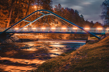 Most na rzece Wisła w mieście Wisła na Śląsku w Polsce, jesienią w nocy
