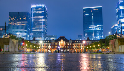 東京駅の夜景　正面から