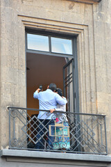 pareja tomando selfie en un balcon