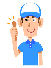 半袖のポロシャツ姿で帽子をかぶった男性スタッフのサムズアップ　上半身
