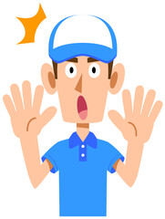 半袖のポロシャツ姿で帽子をかぶった男性スタッフの驚きの仕草　上半身
