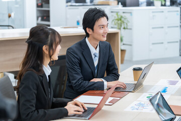 会議するビジネスマンたち