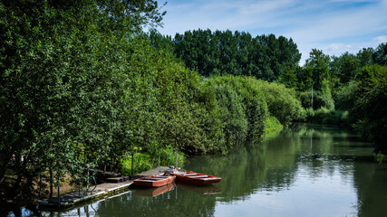 Quai et barques au bord de la Canche