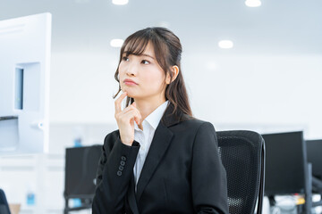 考える若いビジネスウーマン