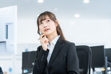 考える若いビジネスウーマン