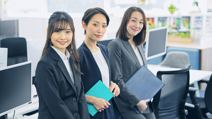 笑顔の女性会社員グループ