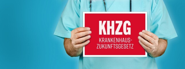 KHZG (Krankenhauszukunftsgesetz). Arzt zeigt rotes Schild mit medizinischen Wort darauf. Blauer...