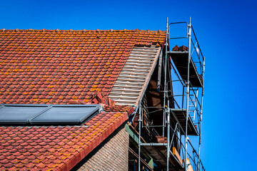 Réfection de toiture en tuiles rouges © Concept Photo Studio