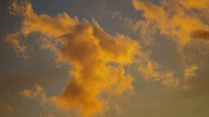 Nuages orangés avec le soleil couchant.