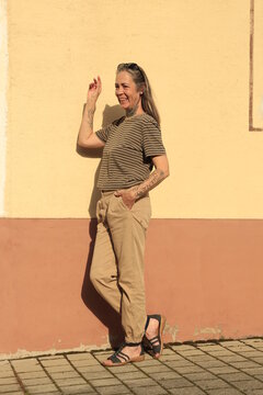 Best Ager Model, Frau im besten Alter mit Sonnenbrille, Ganzk&ouml;rperfoto, Totale, Full Shot, Female, Silver Sister, 50 Plus