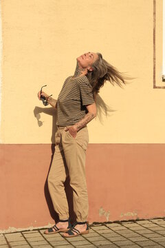Best Ager Model, Frau im besten Alter mit Sonnenbrille, Ganzk&ouml;rperfoto, Totale, Full Shot, Female, Silver Sister, 50 Plus