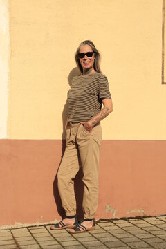 Best Ager Model, Frau im besten Alter mit Sonnenbrille, Ganzk&ouml;rperfoto, Totale, Full Shot, Female, Silver Sister, 50 Plus
