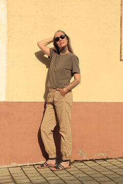 Best Ager Model, Frau im besten Alter mit Sonnenbrille, Ganzk&ouml;rperfoto, Totale, Full Shot, Female, Silver Sister, 50 Plus