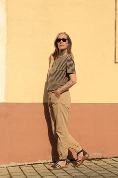 Best Ager Model, Frau im besten Alter mit Sonnenbrille, Ganzk&ouml;rperfoto, Totale, Full Shot, Female, Silver Sister, 50 Plus