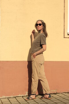 Best Ager Model, Frau im besten Alter mit Sonnenbrille, Ganzk&ouml;rperfoto, Totale, Full Shot, Female, Silver Sister, 50 Plus