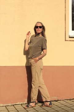Best Ager Model, Frau im besten Alter mit Sonnenbrille, Ganzk&ouml;rperfoto, Totale, Full Shot, Female, Silver Sister, 50 Plus
