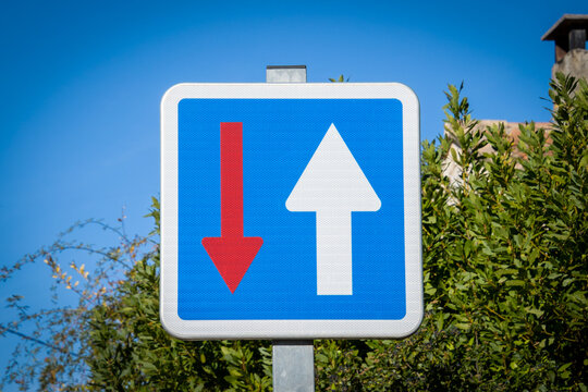 gros plan sur un panneau route prioritaire