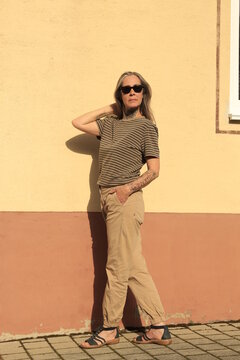 Best Ager Model, Frau im besten Alter mit Sonnenbrille, Ganzk&ouml;rperfoto, Totale, Full Shot, Female, Silver Sister, 50 Plus