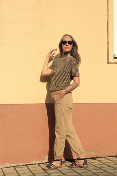 Best Ager Model, Frau im besten Alter mit Sonnenbrille, Ganzk&ouml;rperfoto, Totale, Full Shot, Female, Silver Sister, 50 Plus