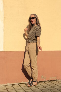 Best Ager Model, Frau im besten Alter mit Sonnenbrille, Ganzk&ouml;rperfoto, Totale, Full Shot, Female, Silver Sister, 50 Plus