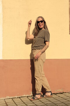 Best Ager Model, Frau im besten Alter mit Sonnenbrille, Ganzk&ouml;rperfoto, Totale, Full Shot, Female, Silver Sister, 50 Plus