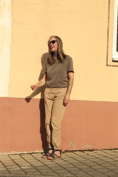 Best Ager Model, Frau im besten Alter mit Sonnenbrille, Ganzk&ouml;rperfoto, Totale, Full Shot, Female, Silver Sister, 50 Plus