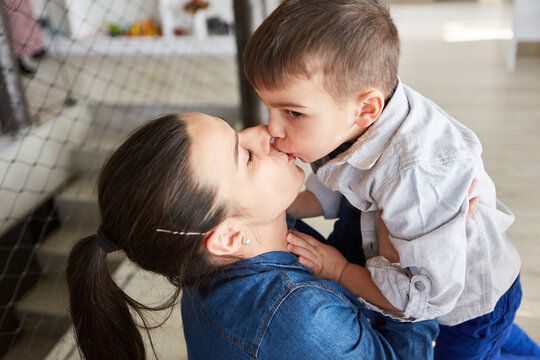 Mutter und Sohn geben sich einen liebevollen Kuss